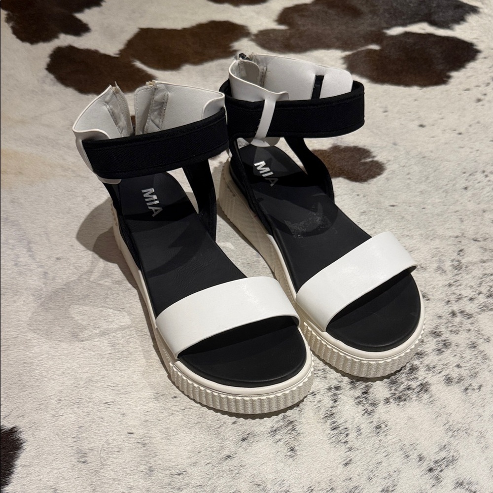 MIA Women's Black and White Strappy Sandals